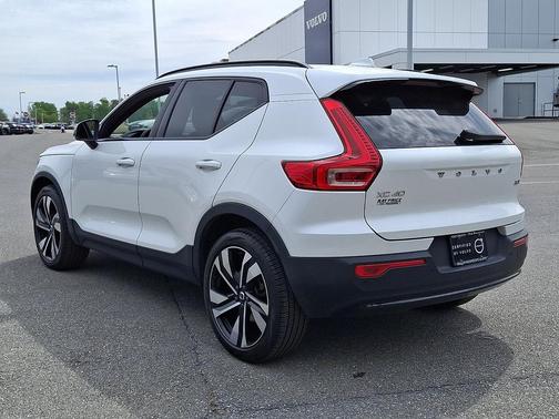 Crystal White Metallic 2023 Volvo XC40 B5 Plus Dark Theme