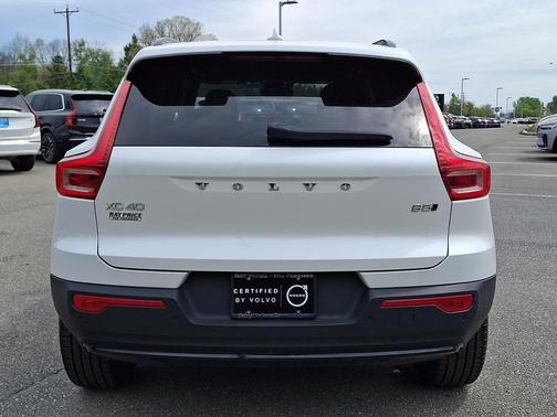 Crystal White Metallic 2023 Volvo XC40 B5 Plus Dark Theme