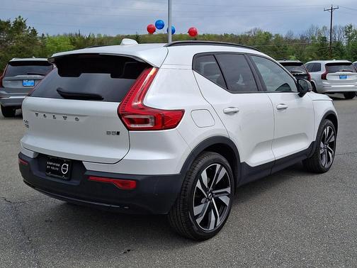 Crystal White Metallic 2023 Volvo XC40 B5 Plus Dark Theme