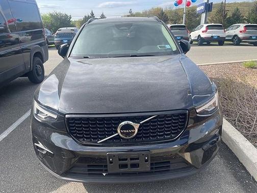 Onyx Black Metallic 2024 Volvo XC40 B5 Plus Dark Theme