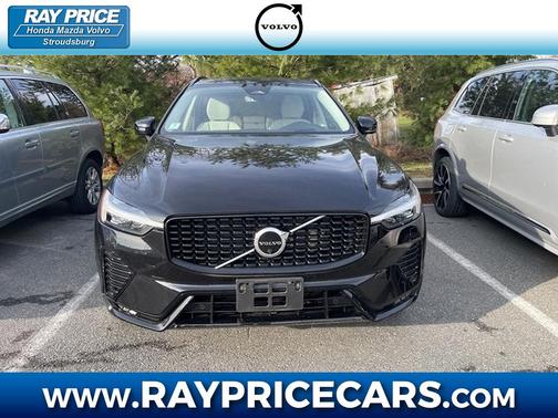 Onyx Black Metallic 2023 Volvo XC60 B5 Ultimate Dark Theme