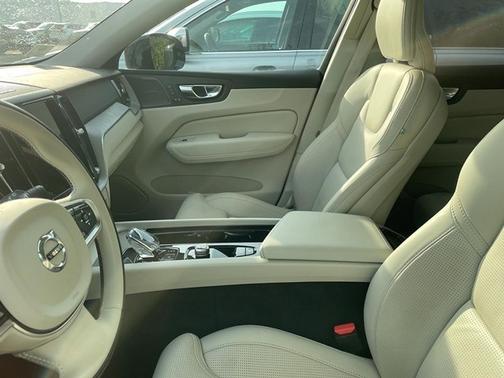 Onyx Black Metallic 2023 Volvo XC60 B5 Ultimate Dark Theme