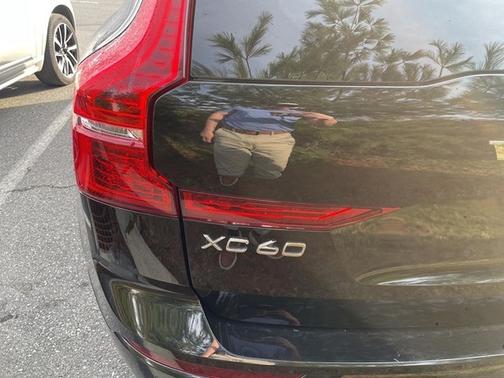 Onyx Black Metallic 2023 Volvo XC60 B5 Ultimate Dark Theme