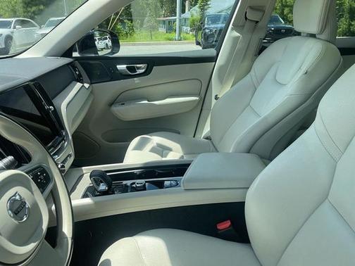 Onyx Black Metallic 2023 Volvo XC60 B5 Plus Bright Theme
