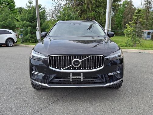 Onyx Black Metallic 2023 Volvo XC60 B5 Plus Bright Theme