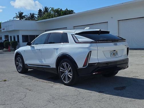 Crystal White Tricoat 2024 Cadillac LYRIQ Luxury