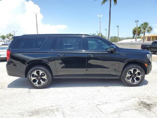 2022 GMC Yukon XL 4WD AT4