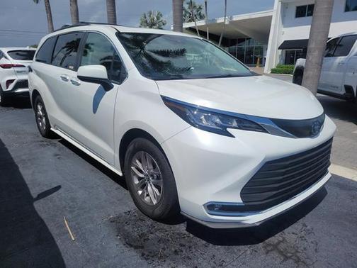 2022 Toyota Sienna XLE 8 Passenger