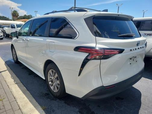 2022 Toyota Sienna XLE 8 Passenger