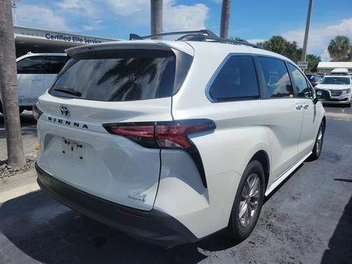 2022 Toyota Sienna XLE 8 Passenger