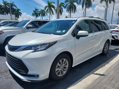 2022 Toyota Sienna XLE 8 Passenger