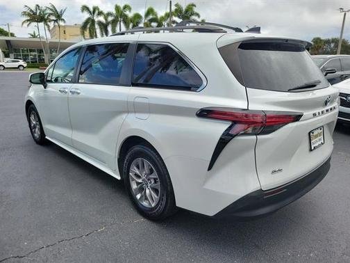 2022 Toyota Sienna XLE 8 Passenger