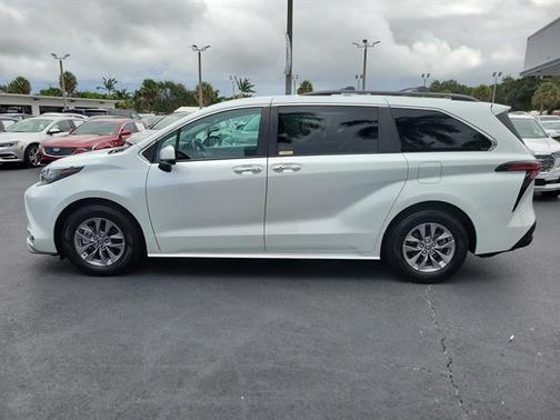 2022 Toyota Sienna XLE 8 Passenger