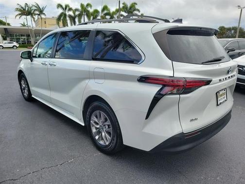 2022 Toyota Sienna XLE 8 Passenger