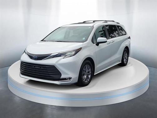 2022 Toyota Sienna XLE 8 Passenger