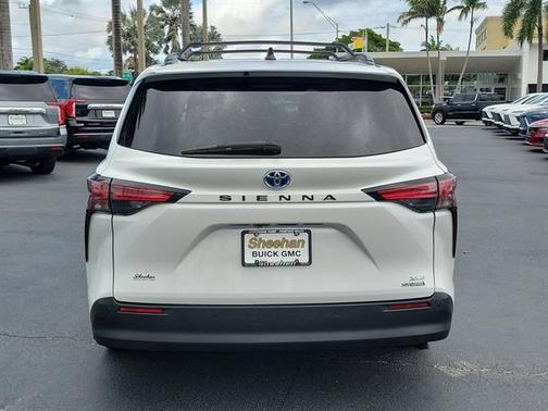 2022 Toyota Sienna XLE 8 Passenger