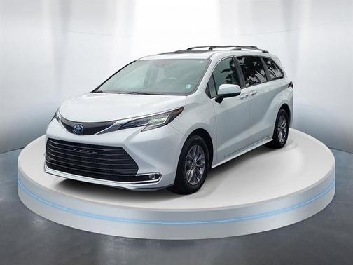 2022 Toyota Sienna XLE 8 Passenger