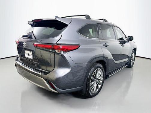 Magnetic Gray Metallic 2021 Toyota Highlander Platinum