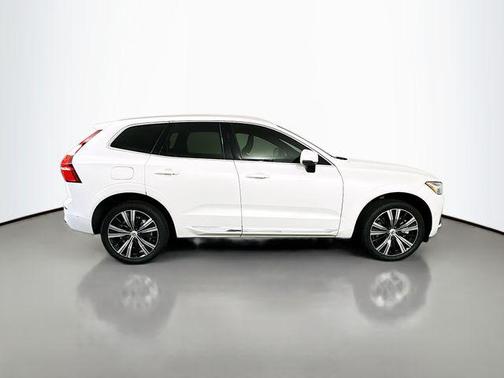 2023 Volvo XC60 Recharge Plug-In Hybrid T8 Plus Bright Theme
