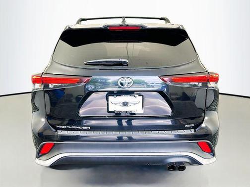 Midnight Black Metallic 2024 Toyota Highlander XSE