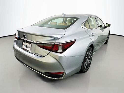 2022 Lexus ES 300h Base