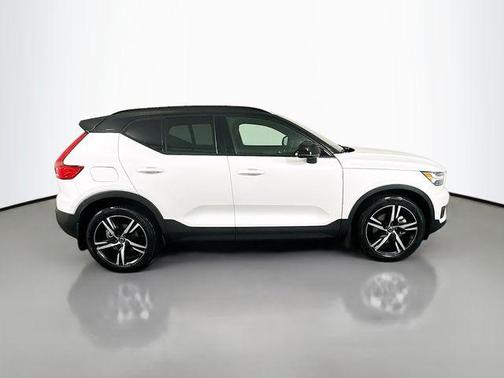 White 2022 Volvo XC40 T5 R-Design