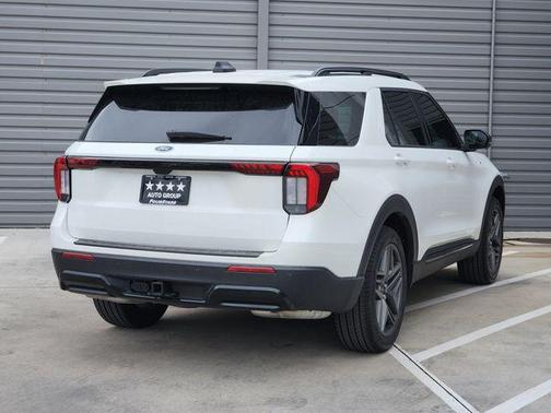 Star White Metallic Tri-Coat 2026 Ford Explorer ST-Line