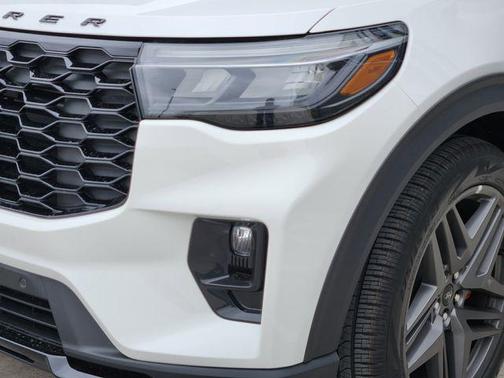 Star White Metallic Tri-Coat 2026 Ford Explorer ST-Line