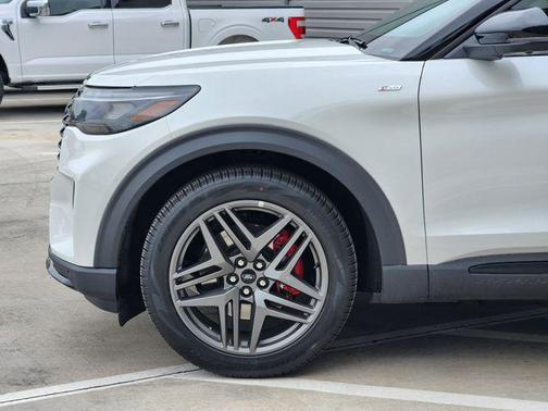 Star White Metallic Tri-Coat 2026 Ford Explorer ST-Line