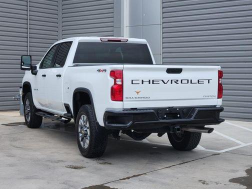 Summit White 2025 Chevrolet Silverado 2500 Custom