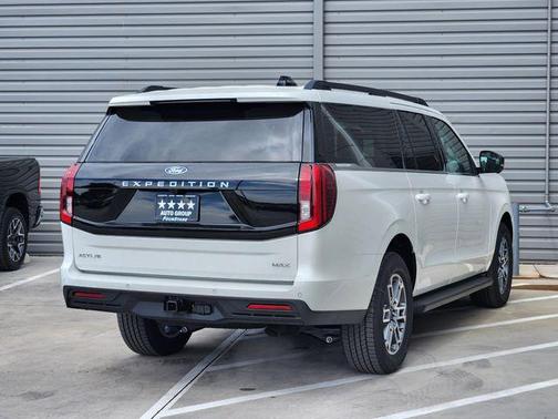 Star White Metallic Tri-Coat 2026 Ford Expedition Max Active 4x2