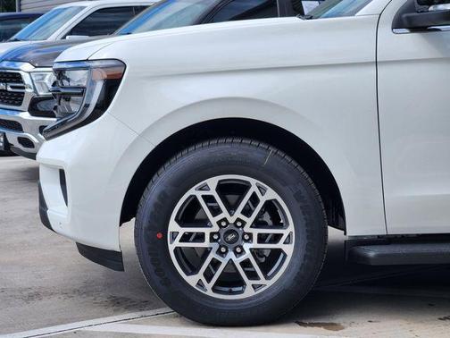 Star White Metallic Tri-Coat 2026 Ford Expedition Max Active 4x2