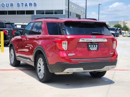 Rapid Red Metallic Tinted Clearcoat 2022 Ford Explorer XLT