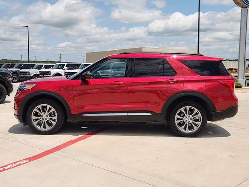Rapid Red Metallic Tinted Clearcoat 2022 Ford Explorer XLT