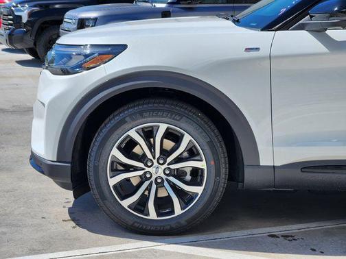 Star White Metallic Tri-Coat 2026 Ford Explorer ST-Line