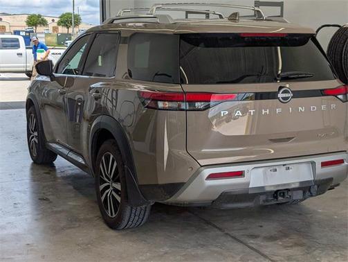 2023 Nissan Pathfinder Platinum FWD