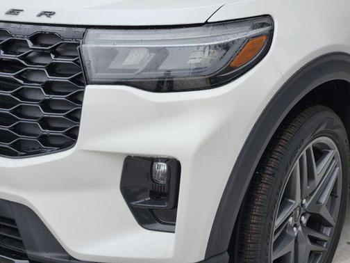 Star White Metallic Tri-Coat 2025 Ford Explorer ST-Line