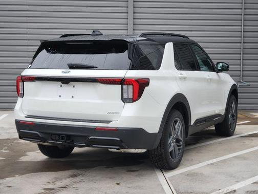 Star White Metallic Tri-Coat 2025 Ford Explorer ST-Line