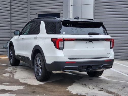 Star White Metallic Tri-Coat 2025 Ford Explorer ST-Line