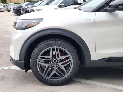 Star White Metallic Tri-Coat 2026 Ford Explorer ST-Line