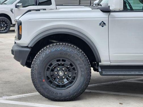 Oxford White 2026 Ford Bronco Outer Banks