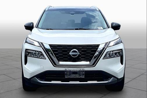 Pearl White Tricoat/Super Black 2023 Nissan Rogue SL