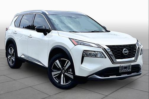 Pearl White Tricoat/Super Black 2023 Nissan Rogue SL