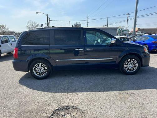 2014 Chrysler Town & Country Touring-L