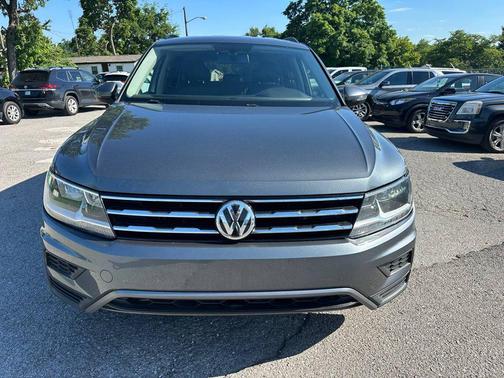 Platinum Gray Metallic 2018 Volkswagen Tiguan 2.0T SE