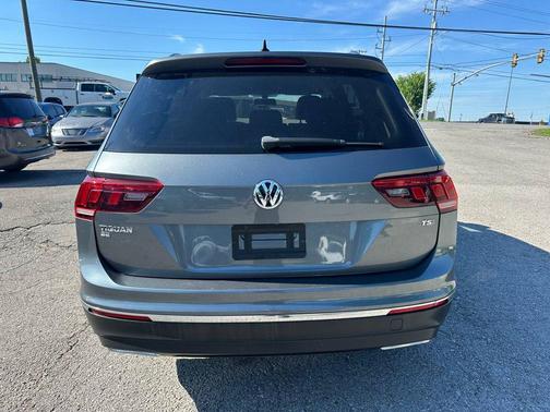 Platinum Gray Metallic 2018 Volkswagen Tiguan 2.0T SE