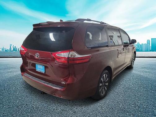 2019 Toyota Sienna LE