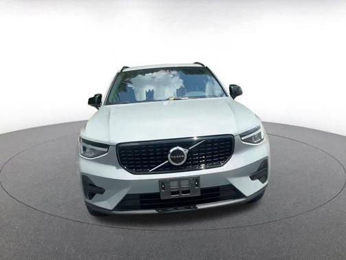 2024 Volvo XC40 CORE