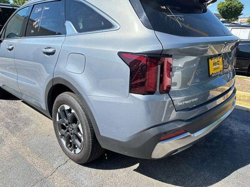 Everlasting Silver 2024 Kia Sorento S