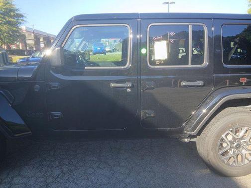 2025 Jeep Wrangler 4-Door Sahara 4x4